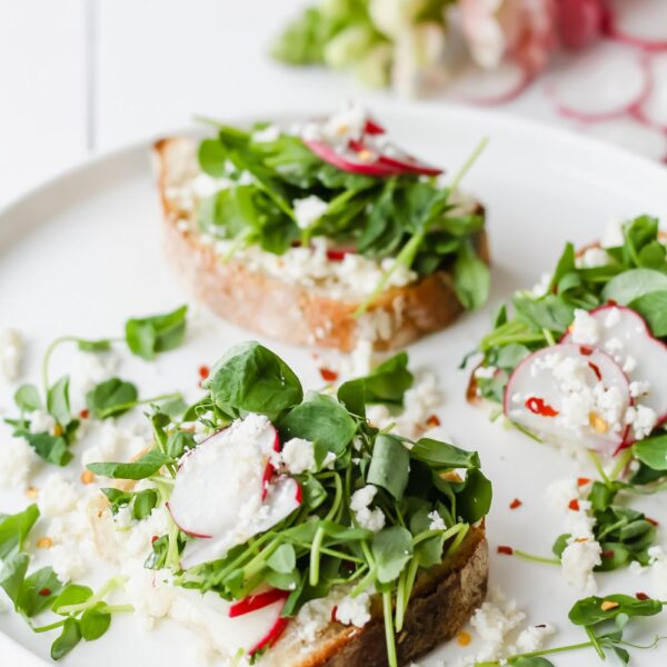 Crostini Con Queso de Cabra y Vegetales Verdes