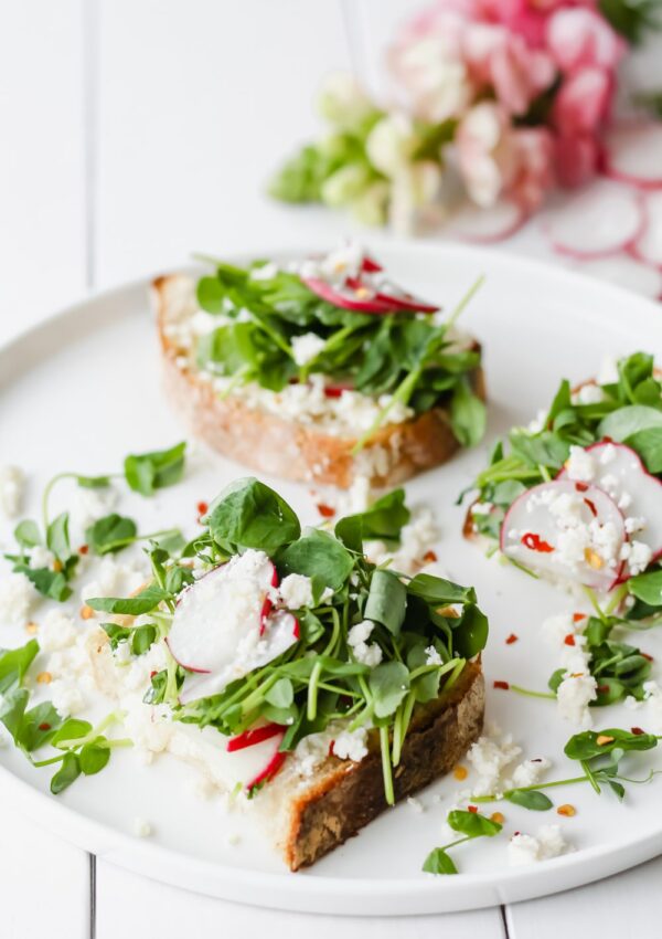 Crostini Con Queso de Cabra y Vegetales Verdes