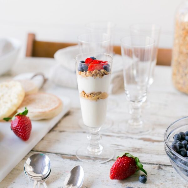 Yogur Casero de Leche de Almendra con Granola y Frutas