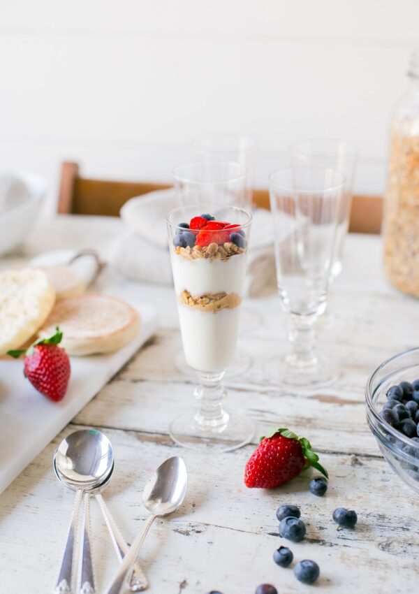 Yogur Casero de Leche de Almendra con Granola y Frutas